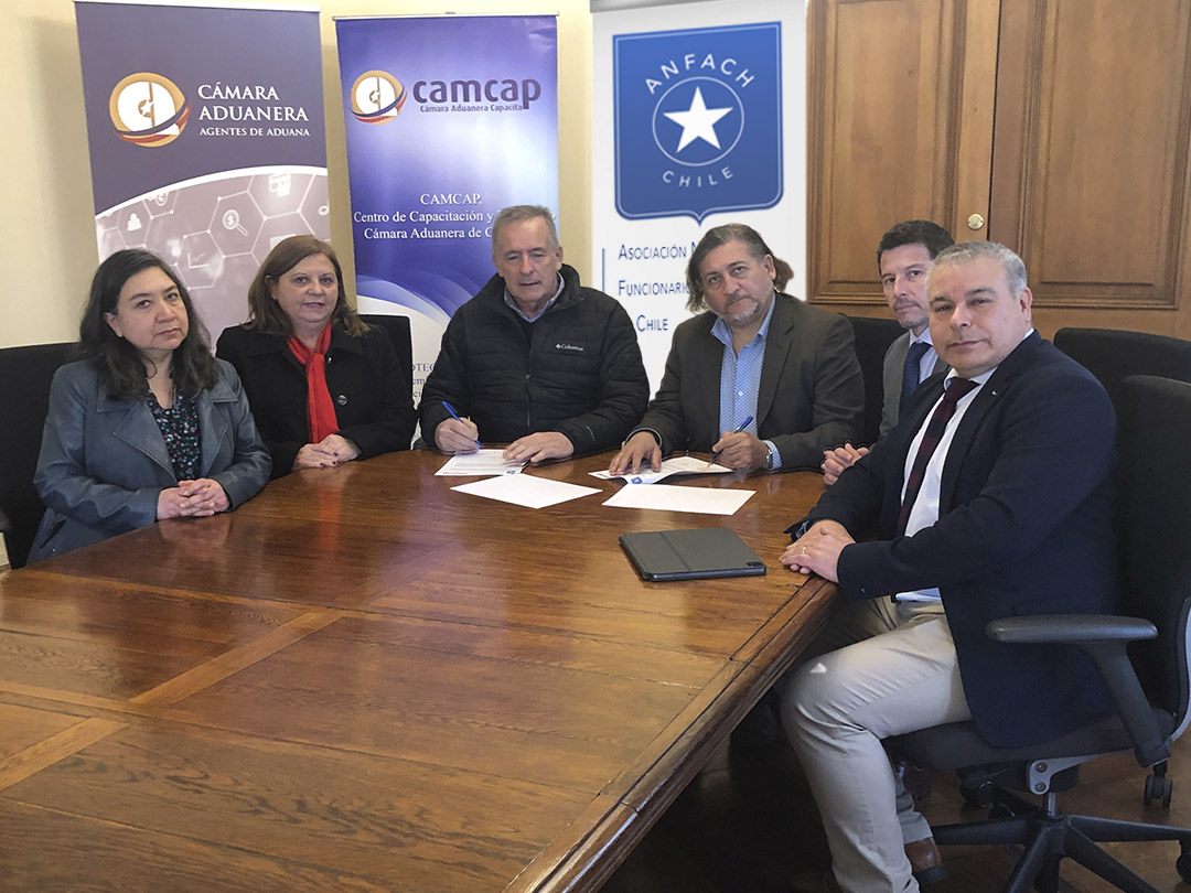 Firma de convenio entre ANFACH y CAMCAP